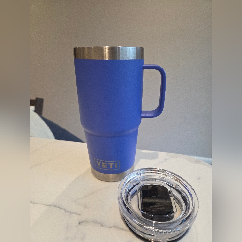 Yeti 20 oz Travel Mug in Ultramarine Violet